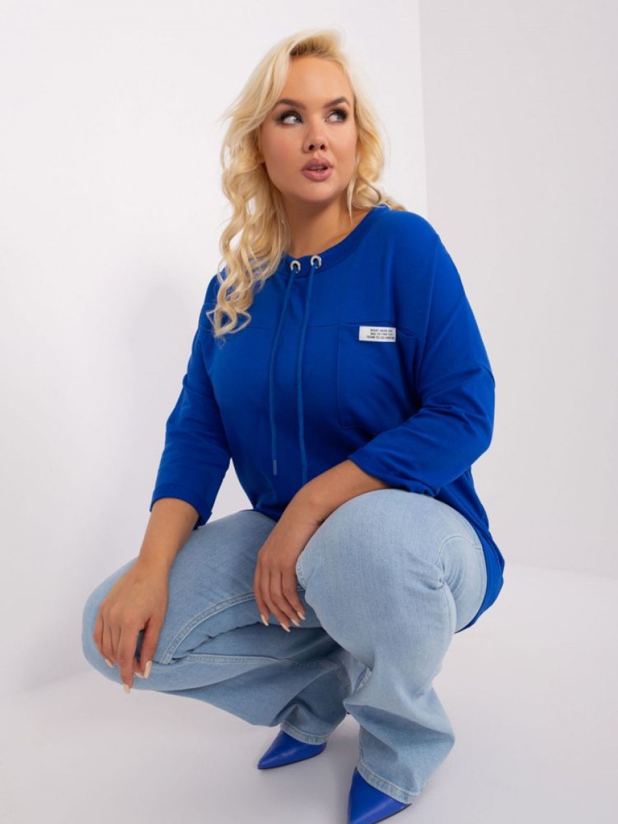 Odziez maloma Bluzki Na Co Dzien | Bluzka Dresowa Plus Size W Kolorze Kobaltowym Sznurowany Dekolt Dluzszy Tyl Kieszen Hollie Niebieski/Kobalt