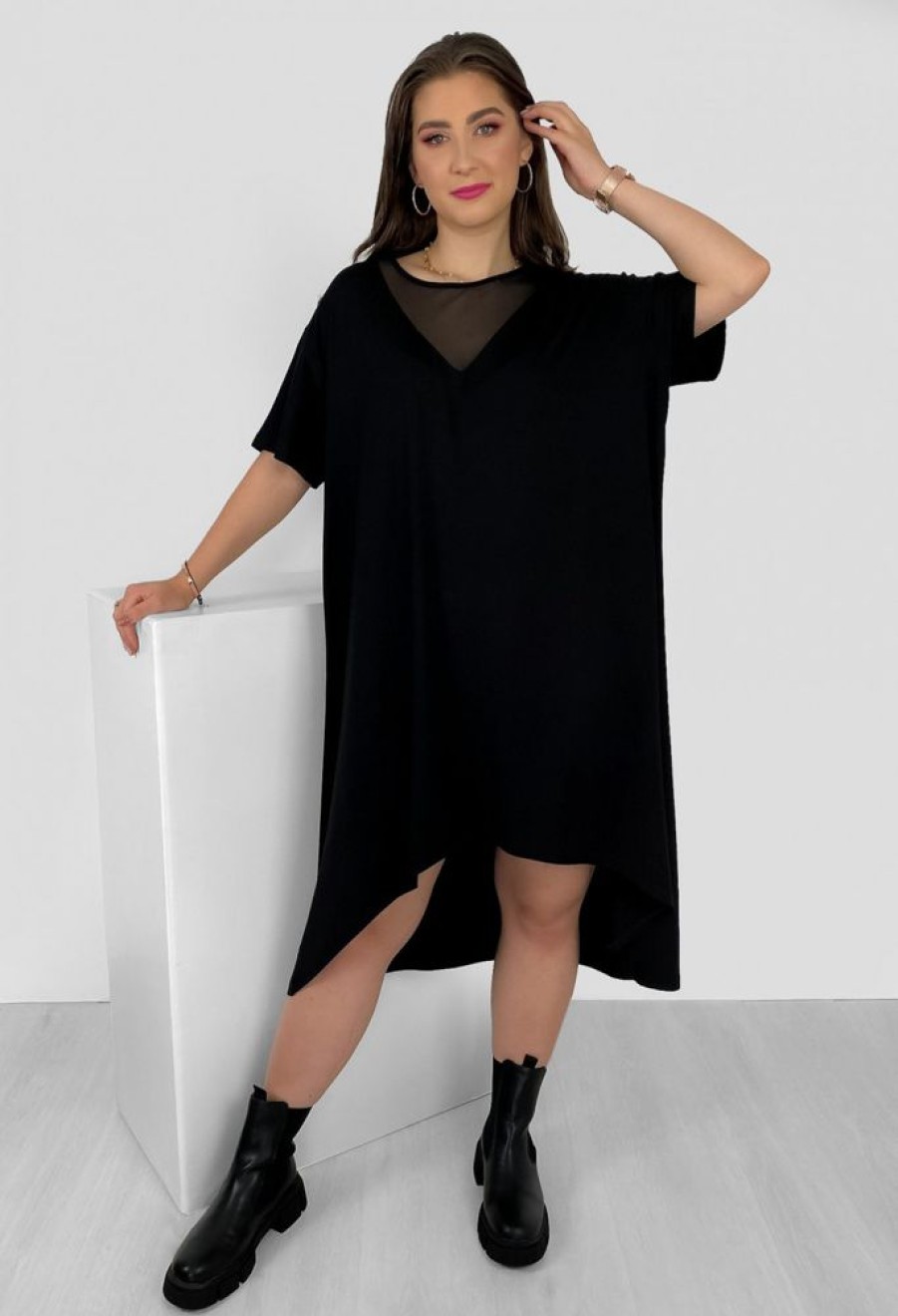 Odziez maloma Sukienki Oversize | Asymetryczna Sukienka Plus Size W Kolorze Czarnym Dekolt Siateczka Dluzszy Tyl Mirell