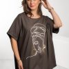 Odziez maloma Bluzki Oversize | Bluzka Damska W Kolorze Czekoladowego Brazu Oversize Dluzszy Tyl Print Kobieta Kok Brazowy